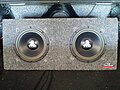 Dois subwoofers de 10 polegadas no porta-malas de um carro