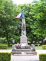 Le monument aux morts près de l'église.