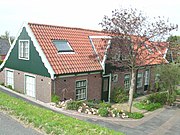 Typische West-Friese woning langs de dijk