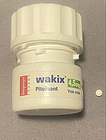 Photo d'un flacon de Wakix 4.5 mg avec comprimé.