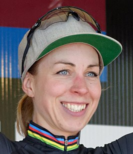 Langvad tijdens de podiumceremonie na de Wereldbeker mountainbike 2016 te Albstadt.