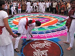 Le Rangoli, le nom marathe pour mandala, est un dessin auspicieux réalisé ici pour les célébrations de Ganesh Chaturthi.