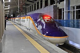 Shinkansen E8 en gare de Shiroishi-Zaō.