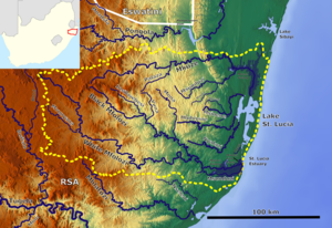 O rio Umfolozi na bacia hidrográfica do estuário de Santa Lúcia (meio e fundo)