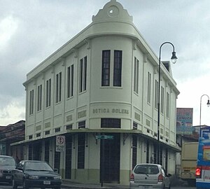 La botica Solera, uno de los edificios más representativos de Barrio México. Construido en 1930 en el sitio de una antigua vivienda, con un diseño inspirado en el icónico rascacielos Flatiron de Nueva York. Actualmente es sede de un centro cultural.