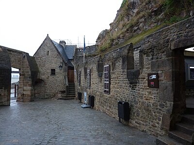 L’entrada del Mont i el Pati de l’Avancée amb els seus panells informatius a la paret