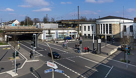 Bahnhofsvorplatz mit Empfangsgebäude