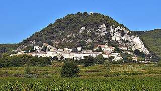 Séguret, la tour au sommet de la colline contrôlait les fortifications qui descendaient de chaque côté jusqu'au front des maisons