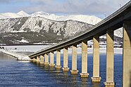 Bilde av Hadselbrua fra toppen mot starten ved Skagen på Langøya. Bildet viser bruas søyler og bildet ble tatt på vinteren.