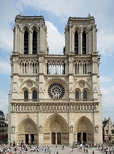 Fachada da Notre Dame de Paris, iniciada por volta de 1200