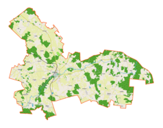 Mapa konturowa gminy Pieniężno, blisko centrum na lewo znajduje się punkt z opisem „Parafia Świętych Apostołów Piotra i Pawła”