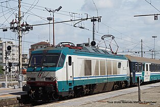 La locomotiva E.402A.011 (serie E.402A), in livrea XMPR.