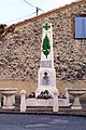 Le monument aux morts sur la place principale (mars 2012)