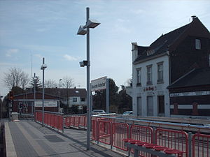 Bahnsteig mit Blick in Fahrtrichtung Neuss