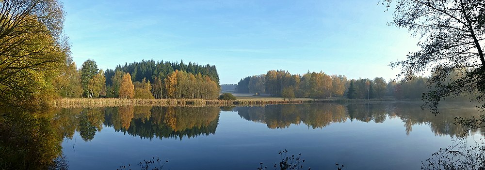 Panoramatický pohled z hráze Dolního ratajského rybníka