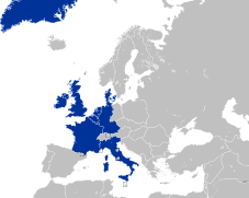 1973. aastal toimus ühenduse põhjasuunaline laienemine, millega Euroopa Majandusühenduse liikmeteks said Iirimaa ja endised EFTA riigid Suurbritannia ja Taani. Koos Taaniga liitus EMÜga Gröönimaa. Viimane astus aga aastal 1985 EMÜ-st välja. Sellekohane referendum toimus 1982. aastal