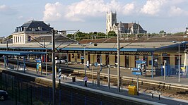 Overzicht van het station, op de achtergrond de Kathedraal van Meaux.