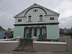 Photo de la façade d'un bâtiment à deux étages avec des colonnes devant l'entrée