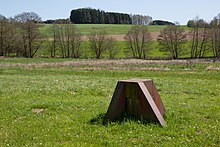 Joachim Bandau, ohne Titel, 1997, Höhe 89 cm Länge der Ausläufer 82 / 88 / 91 / 88 cm, Baustahl ST 37, massiv. Standort: im Tal (Skulpturenpark) zwischen Hasselbach und Werkhausen.