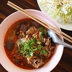 Khao soi Mae Sai, dengan daging babi (cincang) dan darah ketul, adalah variasi Thai yang tidak mengandungi santan atau kari