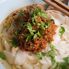 Khao soi nam na adalah gaya khao soi dengan daging babi cincang dan pes cili, yang dapat dimakan di bahagian timur Wilayah Chiang Rai, Thailand