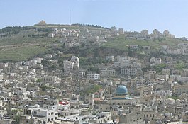 De stad Nablus aan de voet van de Gerizim