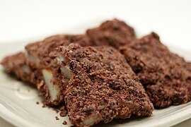 Siru-tteok filled with pat-gomul (red bean powder)