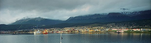 Zicht vanaf zee op Ushuaia