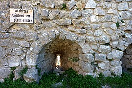 Meurtrière, voûte en plein cintre.