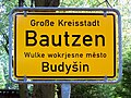 Panèl d'intrada de la vila de Budyšin (Bautzen) en alemand e en sorab.