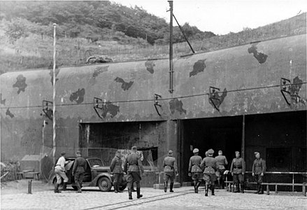 Visita de l'ouvrage del Hackenberg del Generalleutnant Kurt Daluege (aquí a l'entrada de municions)