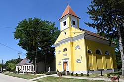 A főutca részlete a községházával és a római katolikus templommal