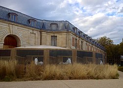 Parte trasera del teatro de la Academia ecuestre, con la zona de bambalinas escondida tras una pintura mural (trampantojo).