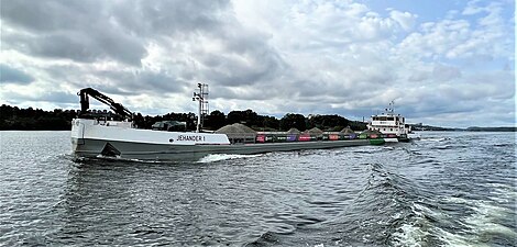 M/S Jehander 1 närmar sig Gröndalsbron på Essingeleden i Stockholm, mellan Stora Essingen och Ekensberg.