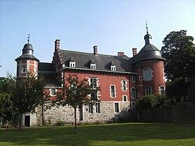 Château Bilquin-de Cartier datant du XVIIe siècle vu depuis la rive de la Sambre[123].