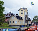 Sandhamns lotsstation som även är en fyr. Fyrljuset i det översta fönstret lyser ut över inloppet från väster.