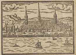 Kupferstich vom Blick auf eine Stadt mit Fluss und Segelschiffen im Vordergrund. Hinter der Stadtmauer sind viele Häuser und drei Kirchen, die von einer hügeligen Landschaft umgeben sind.