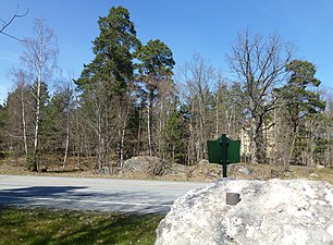 Vita sten med Gränsberget i bakgrunden.