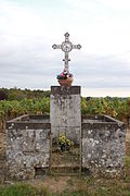 La croix de la Croix-de-Bouteilles est une croix en fonte ajourée entourée d'un muret