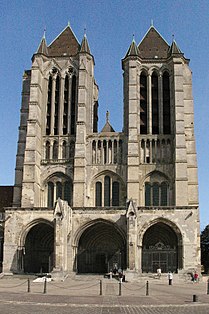 A fachada oeste da Catedral de Noyon, iniciada em 1145, mostrando a influência de Saint-Denis