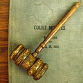 議長・裁判官・競売人などの用いるガベル（gavel)