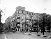 Hamiltonska huset vid hörnet av Arsenalsgatan och Kungsträdgårdsgatan 2 uppfördes på 1860-talet. Foto från år 1917 innan det nya bankpalatset för Svenska handelsbanken uppfördes på tomten 1921.