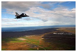 Saab JAS 39C „Gripen“ der tschechischen Luftstreitkräfte über dem Flughafen Keflavík