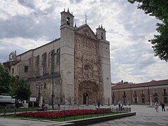 Vista lateral de la iglesia.