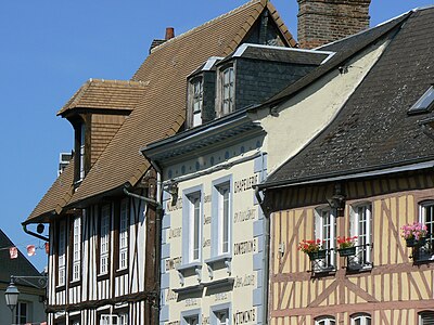 Le cœur de ville présente de très belles façades à pans de bois.