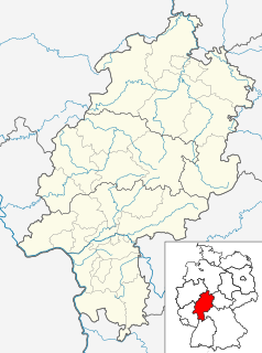 Mapa konturowa Hesji, po lewej nieco na dole znajduje się punkt z opisem „Wiesbaden”