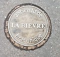 Six médaillons de ce type sont incrustés dans le trottoir entre la plaque précédente et le Boulevard de l’Hôpital.