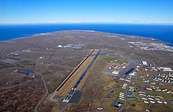 Pogled iz zraka na aerodrom i grad Keflavík