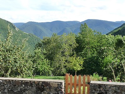 Les Pyrénées et la vallée de Luzenac vues du village.