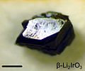 Un cristal de β-Li2IrO3 (échelle de 0,2 mm).